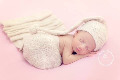 Fotógrafa Damaris Quedevez faz ensaio de recém-nascido encantador em Barra Mansa e Volta Redonda - Rio de Janeiro (Ensaio newborn - Mellina) - Newborn de menina bege e branco'