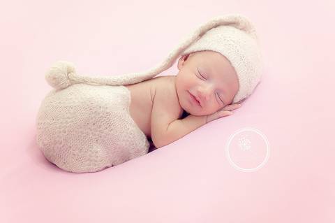 Fotógrafa Damaris Quedevez faz ensaio de recém-nascido encantador em Barra Mansa e Volta Redonda - Rio de Janeiro (Ensaio newborn - Mellina) - Newborn de menina bege e branco'