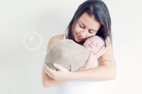 Ensaio newborn e gestante em Barra Mansa e Volta Redonda - Rio de Janeiro | Fotógrafa Damaris Quedevez faz ensaio lindo com recém-nascido - Menino de azul - Mãe de menina - Mãe de menino - Ensaio de recém-nascido - Foto com a mãe'