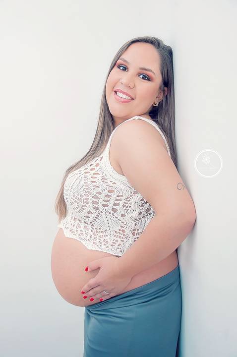 Ensaio de gestante realizado em Volta Redonda, um ensaio cheio de amor e carinho. Fotógrafa Damaris Quedevez realiza inspirador ensaio de gestante em Barra Mansa e Volta Redonda - Fotógrafa Materno Infantil - Foto de gestante - Foto de grávida - Newborn'