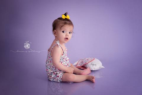 Fotografa de Volta Redonda e Barra Mansa faz acompanhamento de bebês de maneira inspiradora | Newborn Gestante Bebê Família Aniversário Infantil | Antonella 6 meses | Roxo e Lilás'