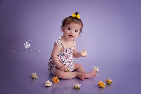 Fotografa de Volta Redonda e Barra Mansa faz acompanhamento de bebês de maneira inspiradora | Newborn Gestante Bebê Família Aniversário Infantil | Antonella 6 meses | Roxo e Lilás'