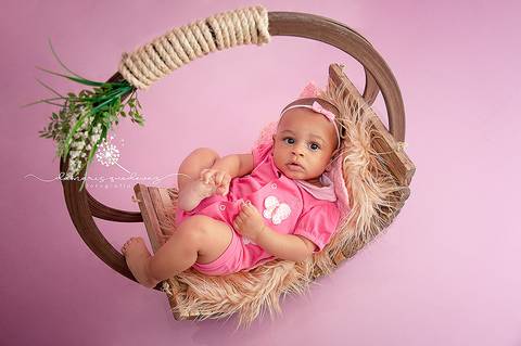 Sessão de acompanhamento da Graziella com 6 meses, no fundo rosa, deitada no prop redondo. Ensaio realizado em Barra Mansa - Newborn Acompanhamento Gestante e Família - Volta Redonda'