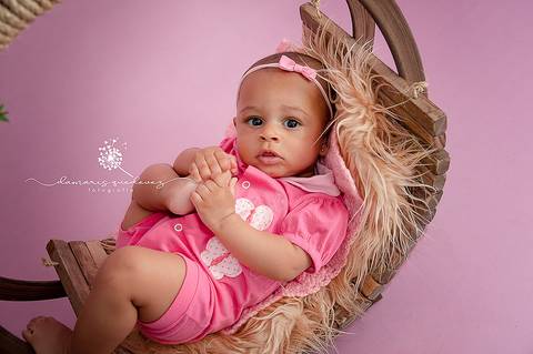 Sessão de acompanhamento da Graziella com 6 meses, no fundo rosa, deitada no prop redondo. Ensaio realizado em Barra Mansa - Newborn Acompanhamento Gestante e Família - Volta Redonda'