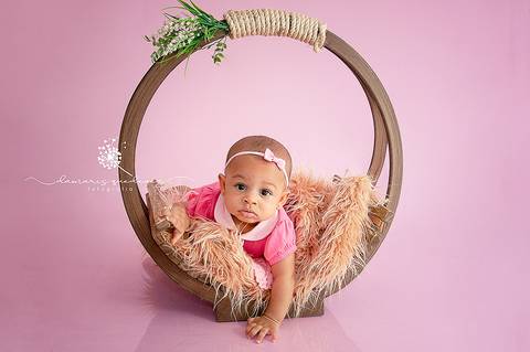 Sessão de acompanhamento da Graziella com 6 meses, no fundo rosa, de bruços no prop redondo. Ensaio realizado em Barra Mansa - Newborn Acompanhamento Gestante e Família - Volta Redonda'