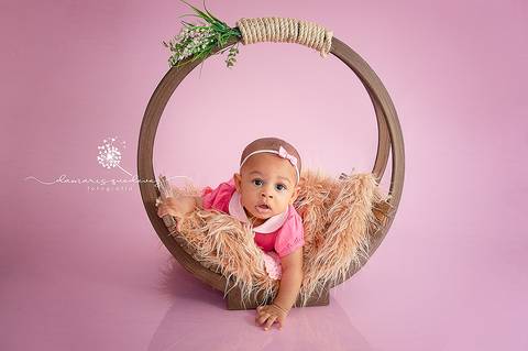 Sessão de acompanhamento da Graziella com 6 meses, no fundo rosa, de bruços no prop redondo. Ensaio realizado em Barra Mansa - Newborn Acompanhamento Gestante e Família - Volta Redonda'