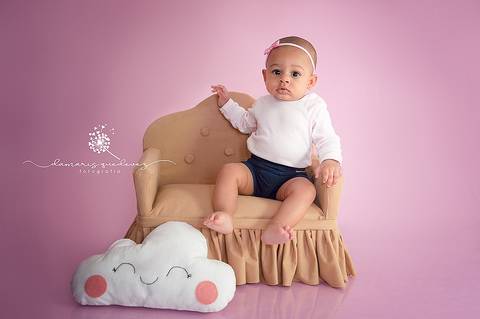 Sessão de acompanhamento da Graziella com 6 meses, no fundo rosa, sentada no sofázinho com nuvem sorridente. Ensaio realizado em Barra Mansa - Newborn Acompanhamento Gestante e Família - Volta Redonda'