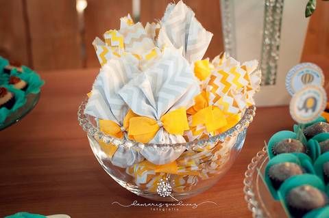 Chá de bebê do menino Lucas, lindo, estilo rústico, com o cacho de bolas desconstruído. Com o tema de elefantinho a combinação de azul, amarelo e cinza ficaram perfeitas. o chevron deu um toque especial no chá de bebê. Patrícia Monlevad e Marcos Abrantes'