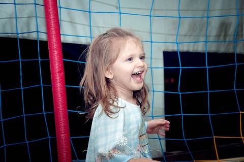 Chá de bebê do menino Lucas, lindo, no estilo rústico, com o cacho de bolas desconstruído. Com o tema de elefantinho a combinação de azul, amarelo e cinza ficaram perfeitas. o chevron deu um toque especial nesse chá de bebê.'