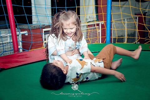 Chá de bebê do menino Lucas, lindo, no estilo rústico, com o cacho de bolas desconstruído. Com o tema de elefantinho a combinação de azul, amarelo e cinza ficaram perfeitas. o chevron deu um toque especial nesse chá de bebê.'