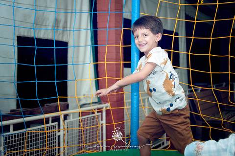 Chá de bebê do menino Lucas, lindo, no estilo rústico, com o cacho de bolas desconstruído. Com o tema de elefantinho a combinação de azul, amarelo e cinza ficaram perfeitas. o chevron deu um toque especial nesse chá de bebê.'