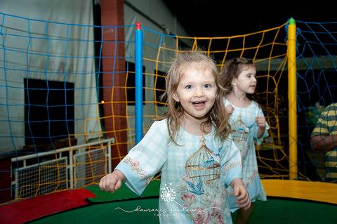 Chá de bebê do menino Lucas, lindo, no estilo rústico, com o cacho de bolas desconstruído. Com o tema de elefantinho a combinação de azul, amarelo e cinza ficaram perfeitas. o chevron deu um toque especial nesse chá de bebê.'