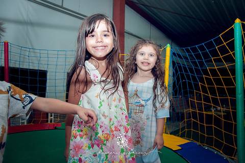 Chá de bebê do menino Lucas, lindo, no estilo rústico, com o cacho de bolas desconstruído. Com o tema de elefantinho a combinação de azul, amarelo e cinza ficaram perfeitas. o chevron deu um toque especial nesse chá de bebê.'