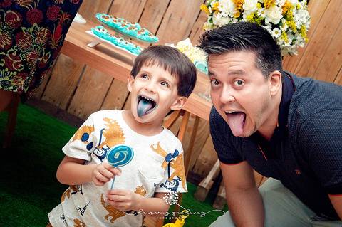 Chá de bebê do menino Lucas, lindo, estilo rústico, com o cacho de bolas desconstruído. Com o tema de elefantinho a combinação de azul, amarelo e cinza ficaram perfeitas. o chevron deu um toque especial no chá de bebê. Patrícia Monlevad e Marcos Abrantes'