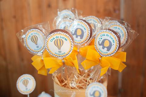Chá de bebê do menino Lucas, lindo, estilo rústico, com o cacho de bolas desconstruído. Com o tema de elefantinho a combinação de azul, amarelo e cinza ficaram perfeitas. o chevron deu um toque especial no chá de bebê. Patrícia Monlevad e Marcos Abrantes'