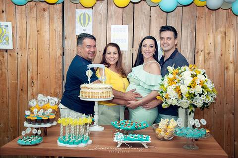 Chá de bebê do menino Lucas, lindo, no estilo rústico, com o cacho de bolas desconstruído. Com o tema de elefantinho a combinação de azul, amarelo e cinza ficaram perfeitas. o chevron deu um toque especial nesse chá de bebê.'