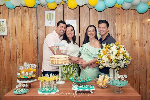 Chá de bebê do menino Lucas, lindo, no estilo rústico, com o cacho de bolas desconstruído. Com o tema de elefantinho a combinação de azul, amarelo e cinza ficaram perfeitas. o chevron deu um toque especial nesse chá de bebê.'