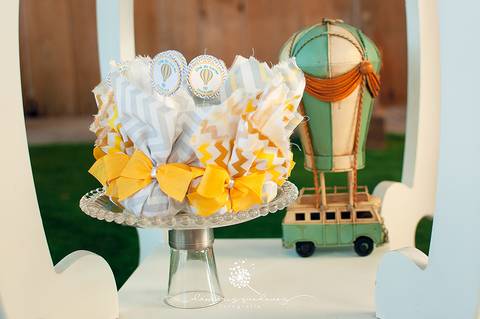 Chá de bebê do menino Lucas, lindo, estilo rústico, com o cacho de bolas desconstruído. Com o tema de elefantinho a combinação de azul, amarelo e cinza ficaram perfeitas. o chevron deu um toque especial no chá de bebê. Patrícia Monlevad e Marcos Abrantes'