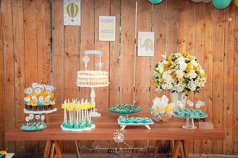 Chá de bebê do menino Lucas, lindo, estilo rústico, com o cacho de bolas desconstruído. Com o tema de elefantinho a combinação de azul, amarelo e cinza ficaram perfeitas. o chevron deu um toque especial no chá de bebê. Patrícia Monlevad e Marcos Abrantes'