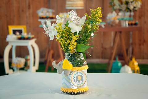 Chá de bebê do menino Lucas, lindo, estilo rústico, com o cacho de bolas desconstruído. Com o tema de elefantinho a combinação de azul, amarelo e cinza ficaram perfeitas. o chevron deu um toque especial no chá de bebê. Patrícia Monlevad e Marcos Abrantes'