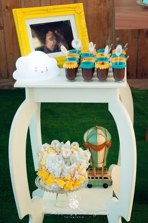 Chá de bebê do menino Lucas, lindo, estilo rústico, com o cacho de bolas desconstruído. Com o tema de elefantinho a combinação de azul, amarelo e cinza ficaram perfeitas. o chevron deu um toque especial no chá de bebê. Patrícia Monlevad e Marcos Abrantes'