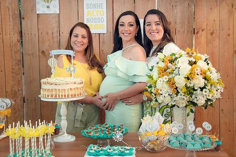 Chá de bebê do menino Lucas, lindo, no estilo rústico, com o cacho de bolas desconstruído. Com o tema de elefantinho a combinação de azul, amarelo e cinza ficaram perfeitas. o chevron deu um toque especial nesse chá de bebê.'