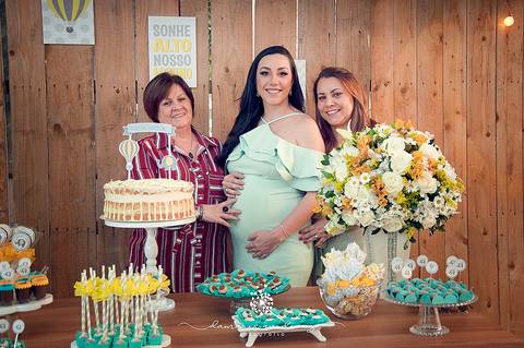 Chá de bebê do menino Lucas, lindo, no estilo rústico, com o cacho de bolas desconstruído. Com o tema de elefantinho a combinação de azul, amarelo e cinza ficaram perfeitas. o chevron deu um toque especial nesse chá de bebê.'