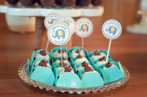 Chá de bebê do menino Lucas, lindo, estilo rústico, com o cacho de bolas desconstruído. Com o tema de elefantinho a combinação de azul, amarelo e cinza ficaram perfeitas. o chevron deu um toque especial no chá de bebê. Patrícia Monlevad e Marcos Abrantes'