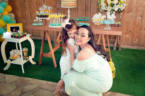 Chá de bebê do menino Lucas, lindo, no estilo rústico, com o cacho de bolas desconstruído. Com o tema de elefantinho a combinação de azul, amarelo e cinza ficaram perfeitas. o chevron deu um toque especial nesse chá de bebê.'