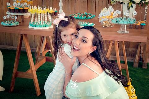 Chá de bebê do menino Lucas, lindo, no estilo rústico, com o cacho de bolas desconstruído. Com o tema de elefantinho a combinação de azul, amarelo e cinza ficaram perfeitas. o chevron deu um toque especial nesse chá de bebê.'