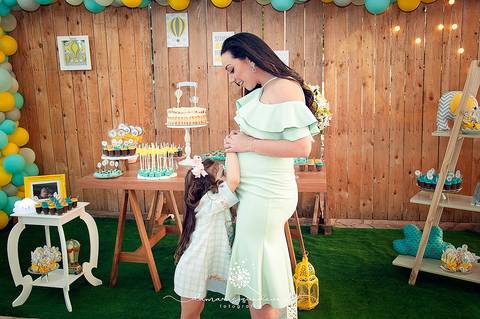 Chá de bebê do menino Lucas, lindo, no estilo rústico, com o cacho de bolas desconstruído. Com o tema de elefantinho a combinação de azul, amarelo e cinza ficaram perfeitas. o chevron deu um toque especial nesse chá de bebê.'