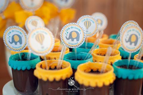 Chá de bebê do menino Lucas, lindo, estilo rústico, com o cacho de bolas desconstruído. Com o tema de elefantinho a combinação de azul, amarelo e cinza ficaram perfeitas. o chevron deu um toque especial no chá de bebê. Patrícia Monlevad e Marcos Abrantes'