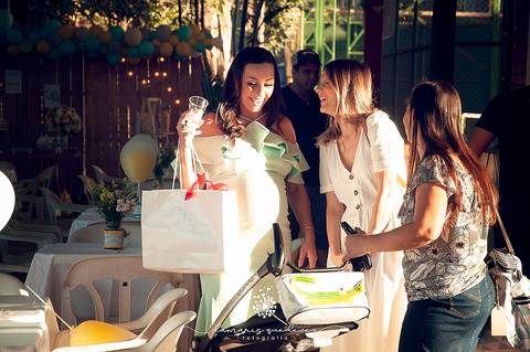 Chá de bebê do menino Lucas, lindo, no estilo rústico, com o cacho de bolas desconstruído. Com o tema de elefantinho a combinação de azul, amarelo e cinza ficaram perfeitas. o chevron deu um toque especial nesse chá de bebê.'