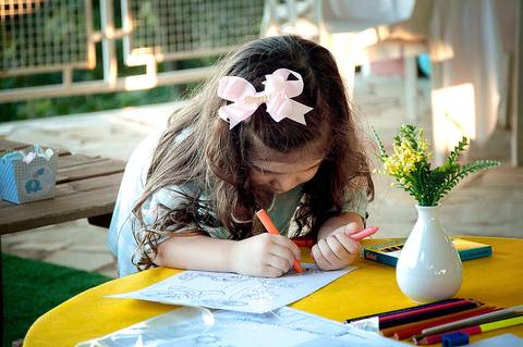 Chá de bebê do menino Lucas, lindo, no estilo rústico, com o cacho de bolas desconstruído. Com o tema de elefantinho a combinação de azul, amarelo e cinza ficaram perfeitas. o chevron deu um toque especial nesse chá de bebê.'