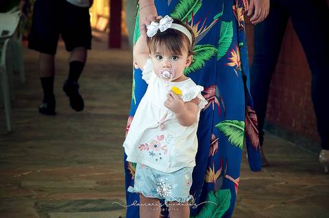 Chá de bebê do menino Lucas, lindo, no estilo rústico, com o cacho de bolas desconstruído. Com o tema de elefantinho a combinação de azul, amarelo e cinza ficaram perfeitas. o chevron deu um toque especial nesse chá de bebê.'