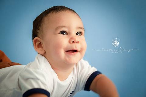 Fotografa de Volta Redonda Barra Mansa realiza sessão linda de acompanhamento de bebês | Bebê no sofá | Bebê estiloso | Mãe de menino'