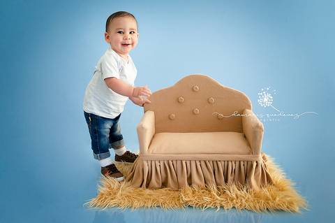 Fotografa de Volta Redonda Barra Mansa realiza sessão linda de acompanhamento de bebês | Bebê no sofá | Bebê estiloso | Mãe de menino'