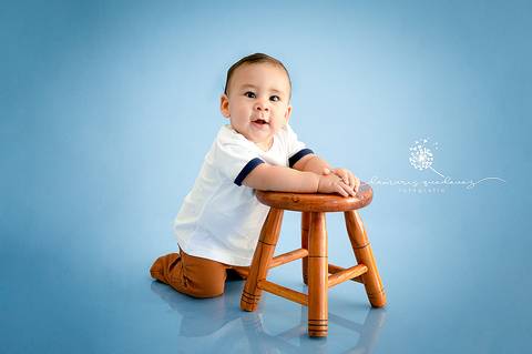 Fotografa de Volta Redonda Barra Mansa realiza sessão linda de acompanhamento de bebês | Bebê no sofá | Bebê estiloso | Mãe de menino'