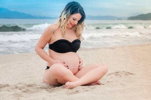Fotógrafa de Volta Redonda realiza sessão de fotos de gestantes Angra dos Reis. A fotógrafa Damaris Quedevez fotografou os pais de primeira viagem que estão vivendo a gestação do pequeno Matheus. Ela está grávida do seu primeiro filho e muito feliz.'
