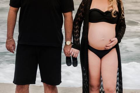 Fotógrafa de Volta Redonda realiza sessão de fotos de gestantes Angra dos Reis. A fotógrafa Damaris Quedevez fotografou os pais de primeira viagem que estão vivendo a gestação do pequeno Matheus. Ela está grávida do seu primeiro filho e muito feliz.'