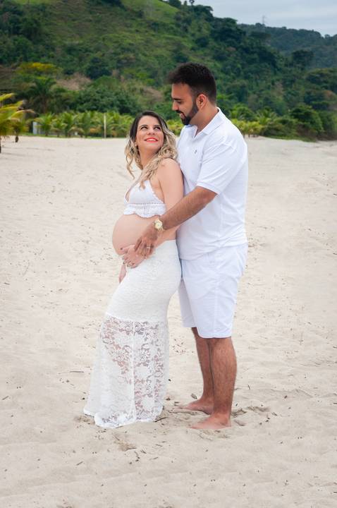 Fotógrafa de Volta Redonda realiza sessão de fotos de gestantes Angra dos Reis. A fotógrafa Damaris Quedevez fotografou os pais de primeira viagem que estão vivendo a gestação do pequeno Matheus. Ela está grávida do seu primeiro filho e muito feliz.'