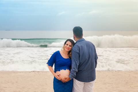 Fotógrafa de Volta Redonda realiza sessão de fotos de gestantes Angra dos Reis. A fotógrafa Damaris Quedevez fotografou os pais de primeira viagem que estão vivendo a gestação do pequeno Matheus. Ela está grávida do seu primeiro filho e muito feliz.'