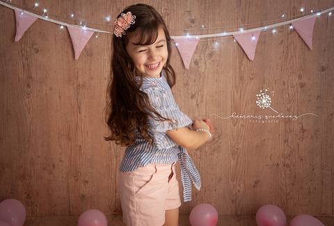 Fotógrafa de Barra Mansa e Volta Redonda realiza ensaio lindo com crianças. Essa linda menina se chama Esther e trouxe muita alegria para a sessão com o tema Circo.'