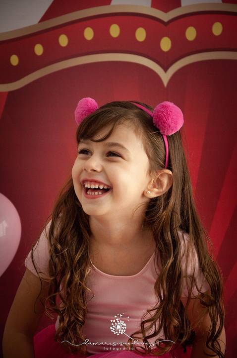 Fotógrafa de Barra Mansa e Volta Redonda realiza ensaio lindo com crianças. Essa linda menina se chama Esther e trouxe muita alegria para a sessão com o tema Circo.'