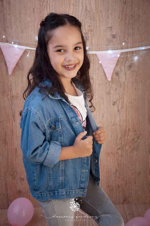 Fotógrafa de Barra Mansa e Volta Redonda realiza ensaio lindo com crianças. Essa linda menina se chama Júlia e trouxe muita alegria para o nosso estúdio.'