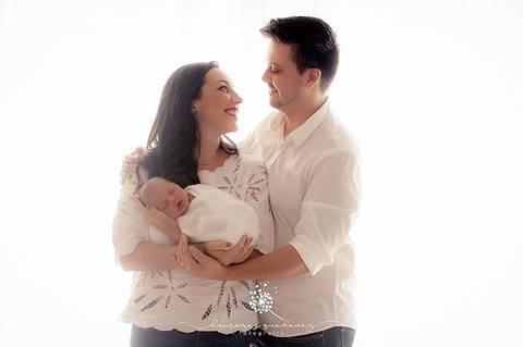 Fotógrafa de Volta Redonda realiza Sessão fotográfica recém-nascido (newborn).O estúdio fica no bairro Nove de Abril em Barra Mansa. Venha registrar sua família também. '