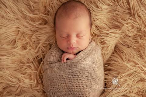 Fotógrafa de Volta Redonda realiza Sessão fotográfica recém-nascido (newborn).O estúdio fica no bairro Nove de Abril em Barra Mansa. Venha registrar sua família também. '