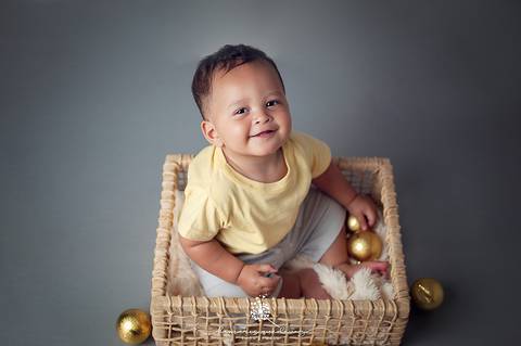 Sessão fotográfica de bebê realizada em Volta Redonda - Fotógrafa Damaris Quedevez - Fazer essa sessão de acompanhamento foi muito especial, pois fotografar o desenvolvimento de bebês e acompanhar cada detalhe disso é encantador.Fotógrafa Materno Infantil'