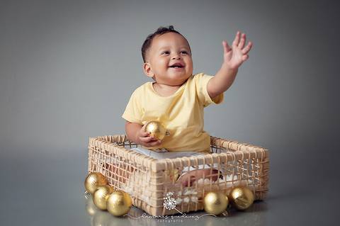 Sessão fotográfica de bebê realizada em Volta Redonda - Fotógrafa Damaris Quedevez - Fazer essa sessão de acompanhamento foi muito especial, pois fotografar o desenvolvimento de bebês e acompanhar cada detalhe disso é encantador.Fotógrafa Materno Infantil'