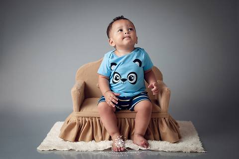 Sessão fotográfica de bebê realizada em Volta Redonda - Fotógrafa Damaris Quedevez - Fazer essa sessão de acompanhamento foi muito especial, pois fotografar o desenvolvimento de bebês e acompanhar cada detalhe disso é encantador.Fotógrafa Materno Infantil'